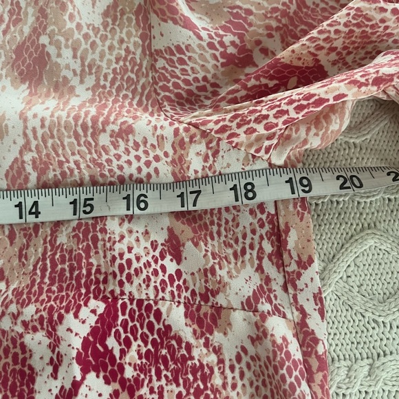 CAbi Light Pink Snakeskin Print Polyester Blouse Women’s Size Small - Picture 15 of 16